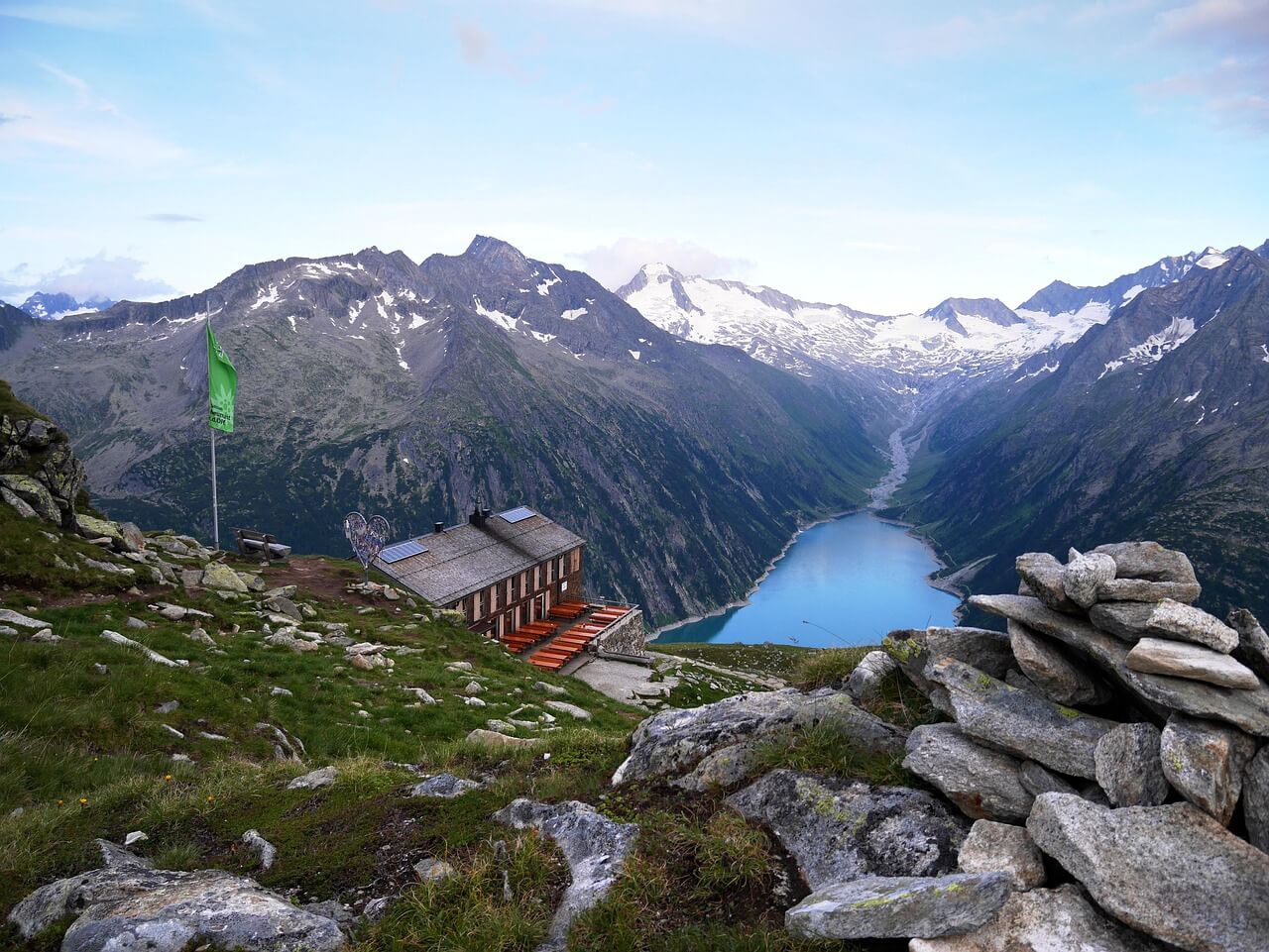 Visutý most Olpererhütte nad přehradou Schlegeis v rakouských Alpách s turisty a horskými vrcholy