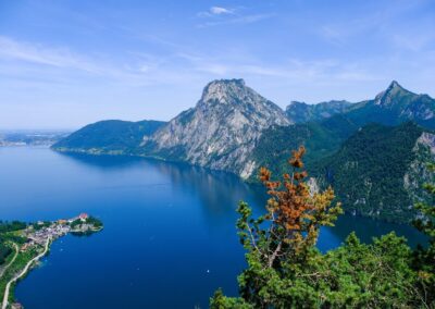 Traunsee jezero a pohled na hory