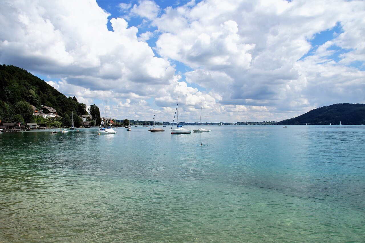 Pohled na jezero Attersee  na jeho modrou a klidnou hladinu