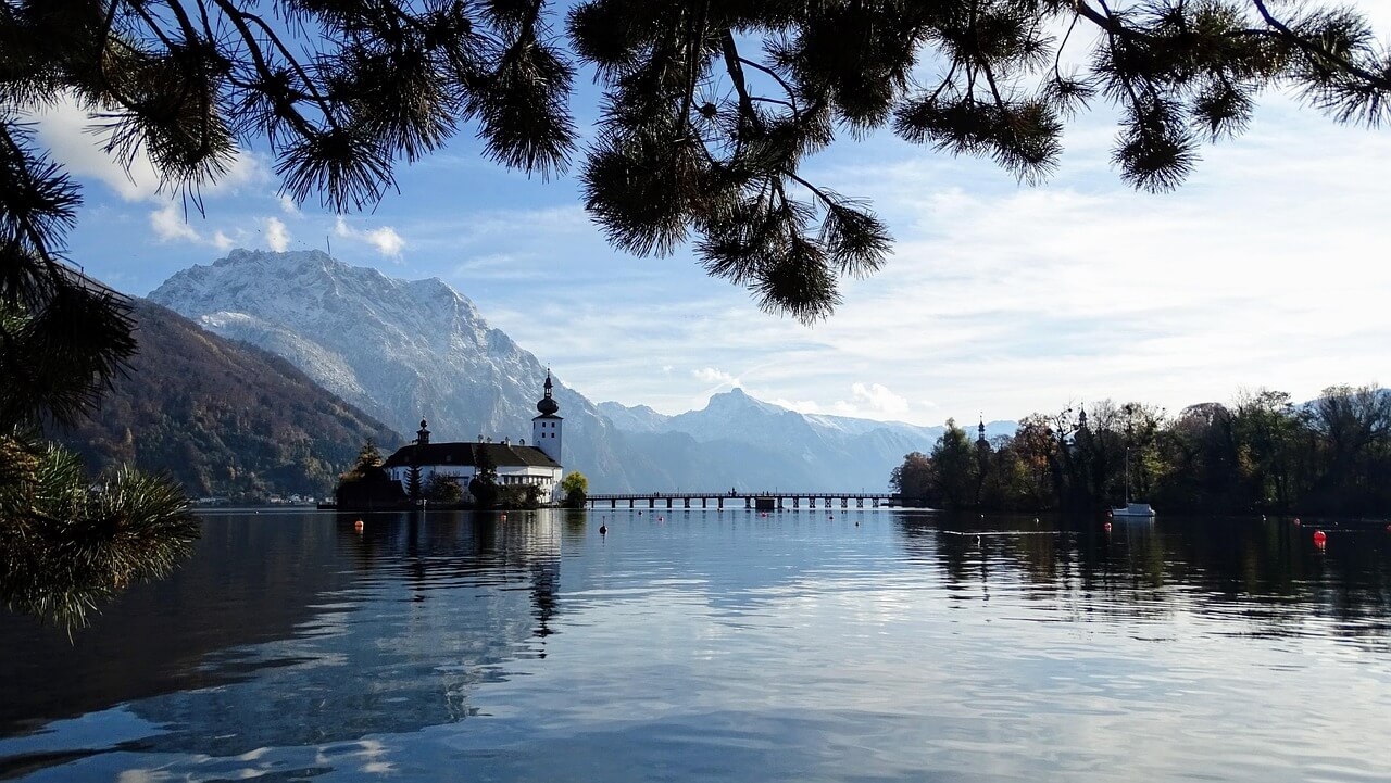 gmunden Pohled na kostel ve městě Gmunden je vidět i Jezero Traunsee