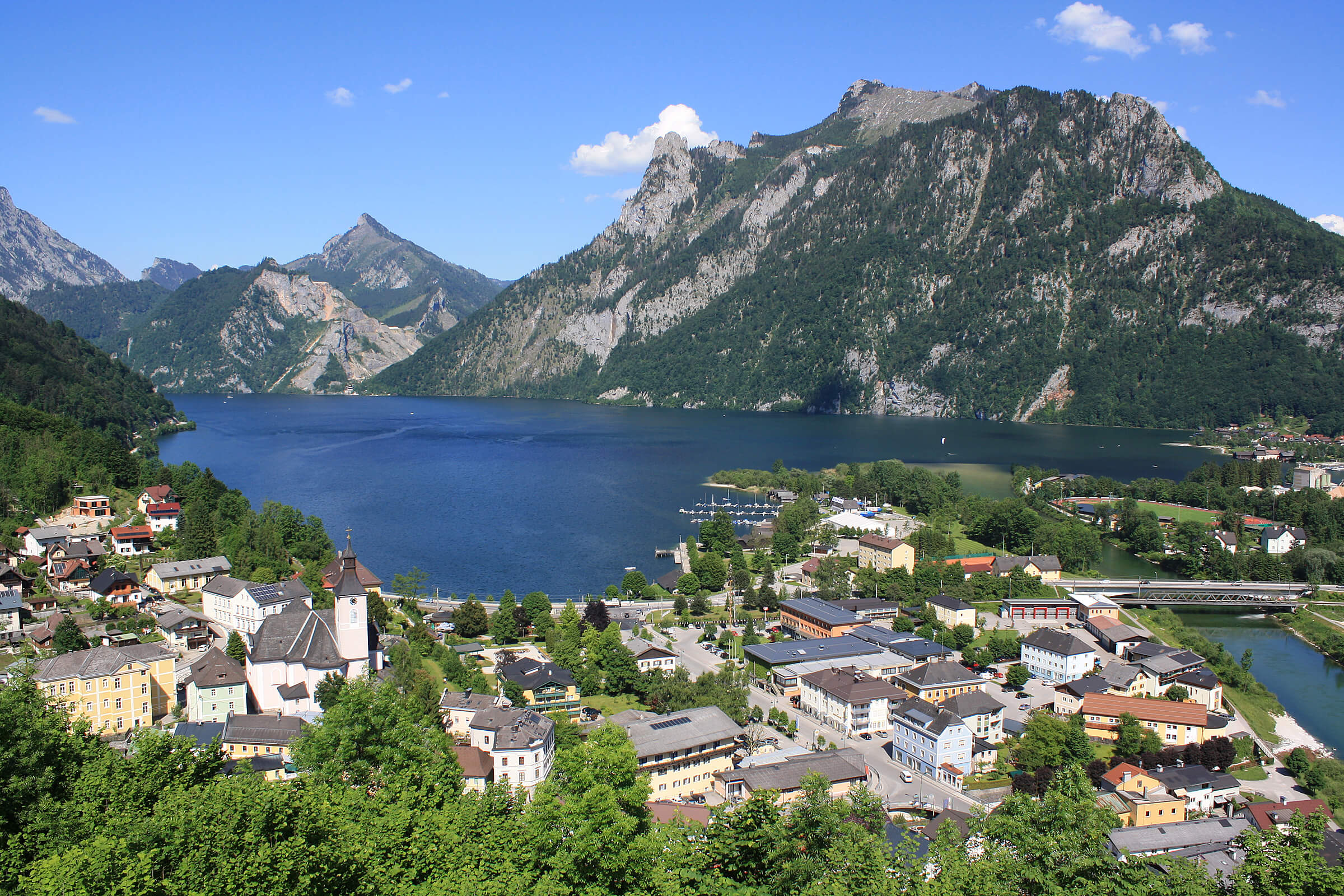 Pohled na Traunsee, Gmunden, Rakousko. Hory, jezero a město v malebné krajině. Turistická destinace.