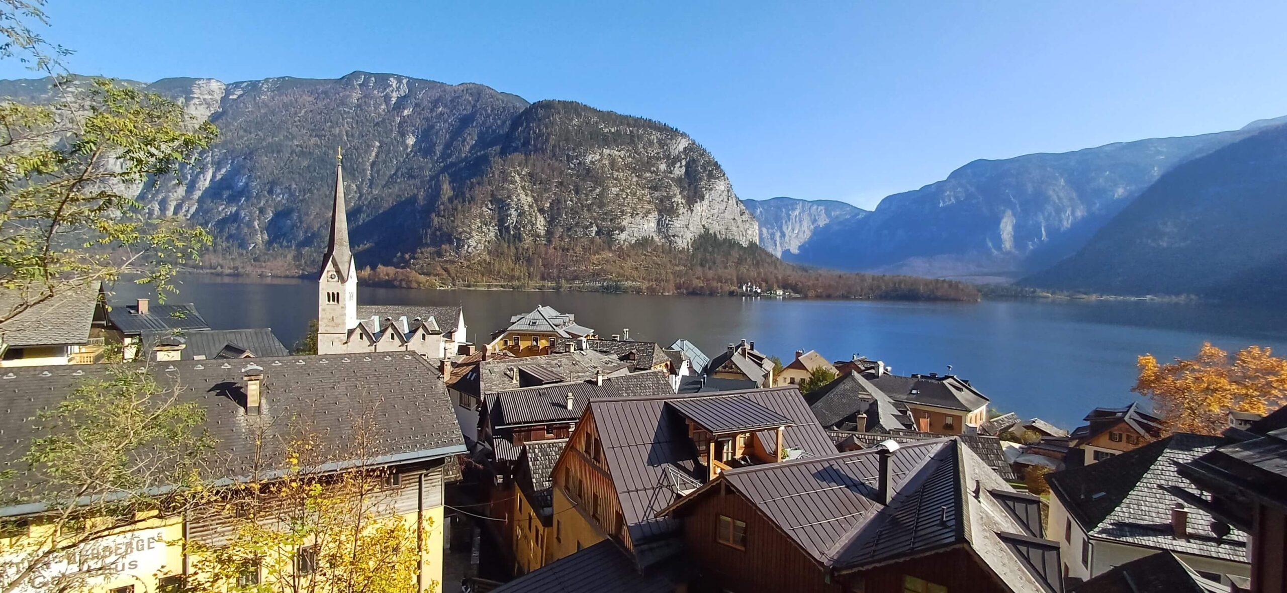Hallstatt, Rakousko. Pohled na střechy domů, jezero a hory. Turistická destinace.