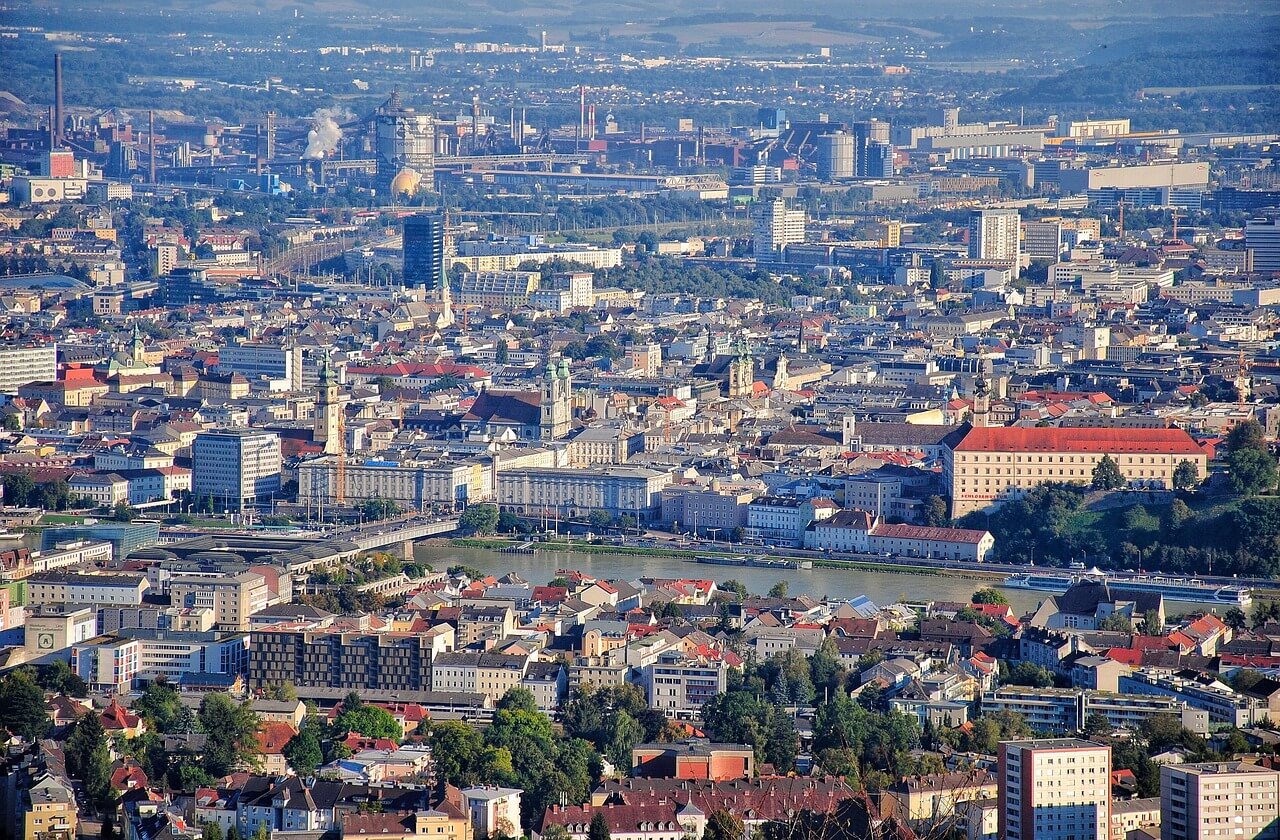 Panorama města Linec: architektura, budovy, řeka Dunaj, průmyslová zóna.