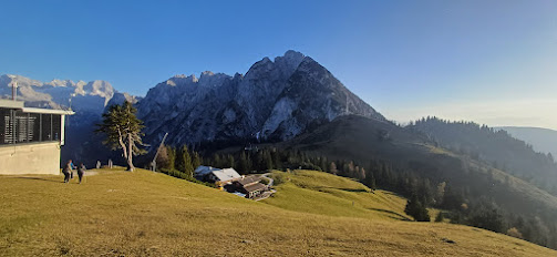 Romantické Wolfgangsee na podzim s barevnými lesy a klidnou atmosférou