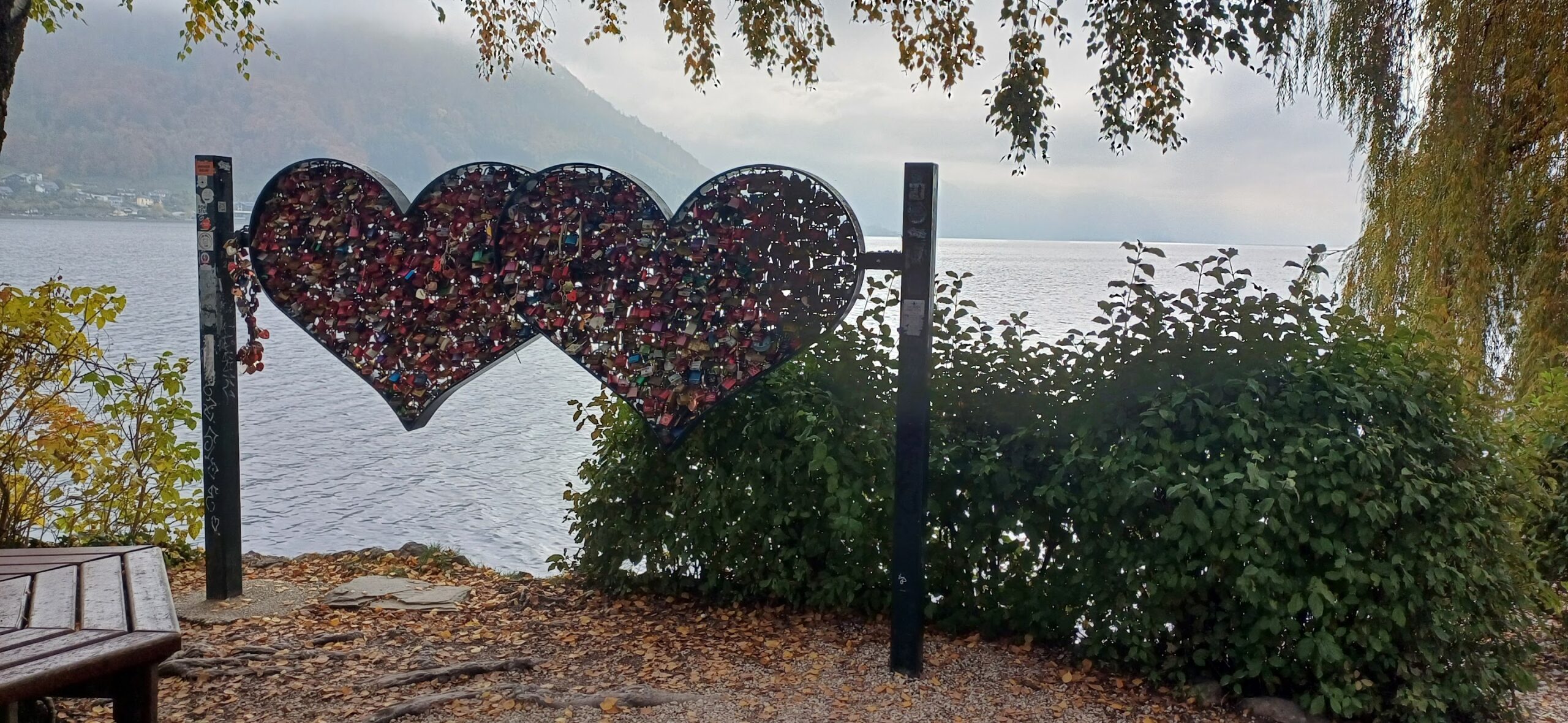 Srdce zámky u jezera Traunsee. Romantické místo pro páry. Zámky lásky na kovové konstrukci ve tvaru srdce.