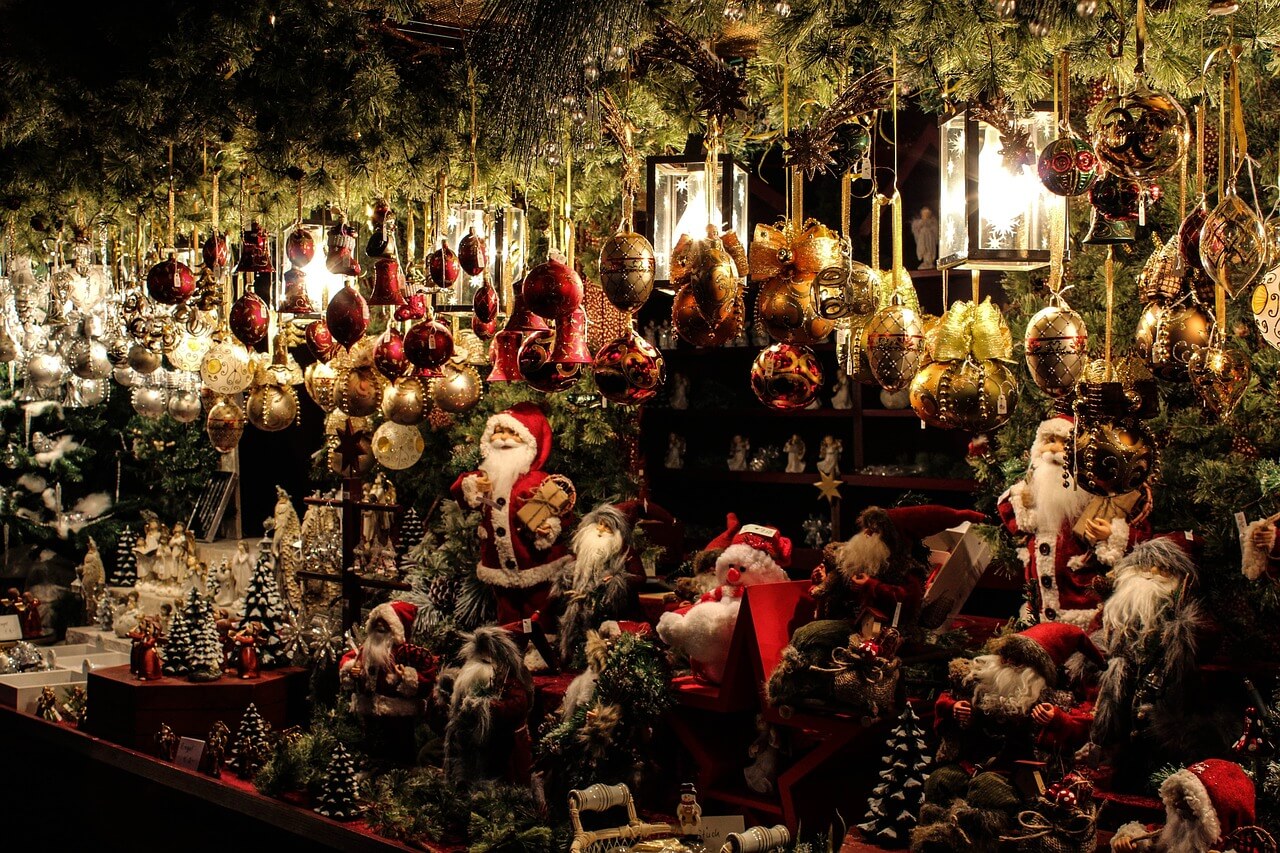 Vánoční trh: ozdoby, figurky Santa Clause, vánoční stromky, světla. Slavnostní dekorace.