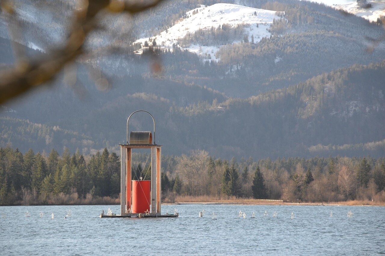 Jezero wolfgangsee<br />
s plovoucí lucernou, hory v pozadí. Krásná krajina, příroda, cestování.