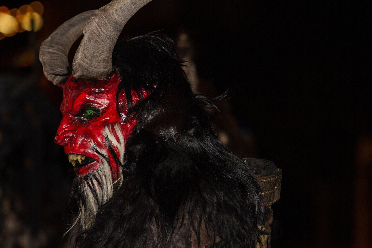rakouští čerti krampus v tradičních maskách během průvodu krampuslauf