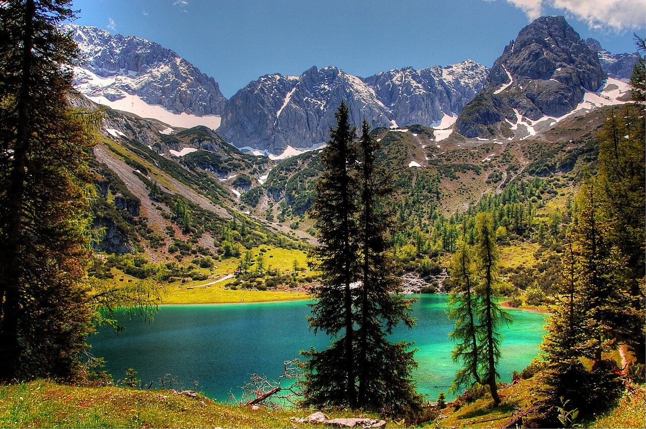 Seebensee jezero Tyrolsko s výhledem na Zugspitze