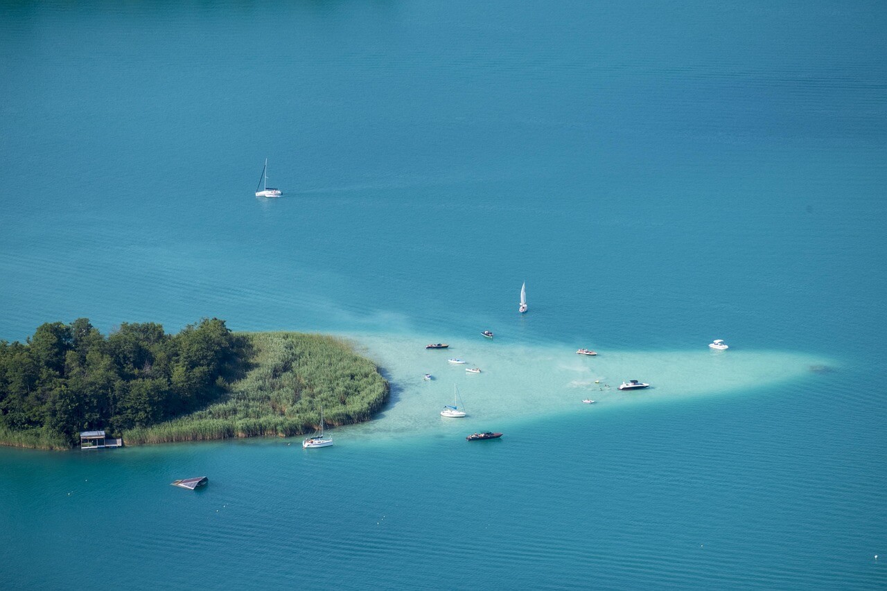 Wörthersee jezero panorama, pohled na alpské jezero v Korutanech při cestě z Česka