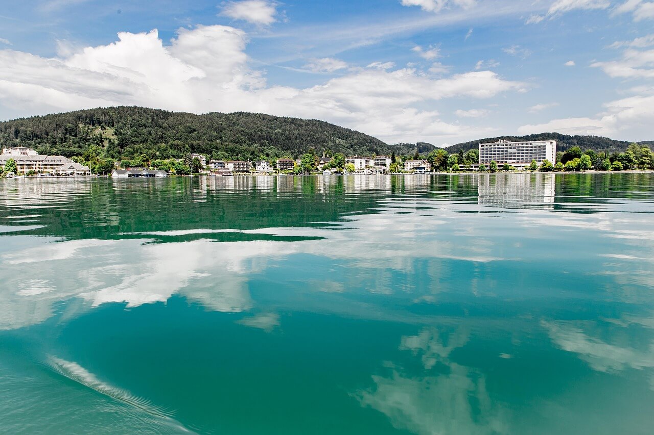 Turistická stezka v okolí Wörthersee s výhledem na alpské jezero, Korutany, Rakousko