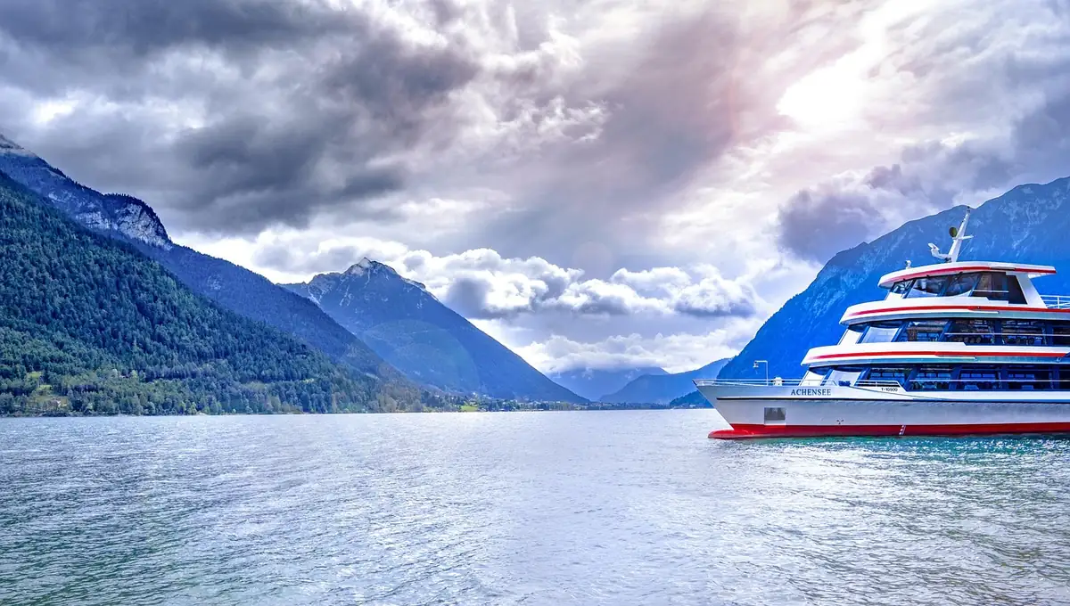 Průzračná smaragdová voda jezera Achensee zblízka