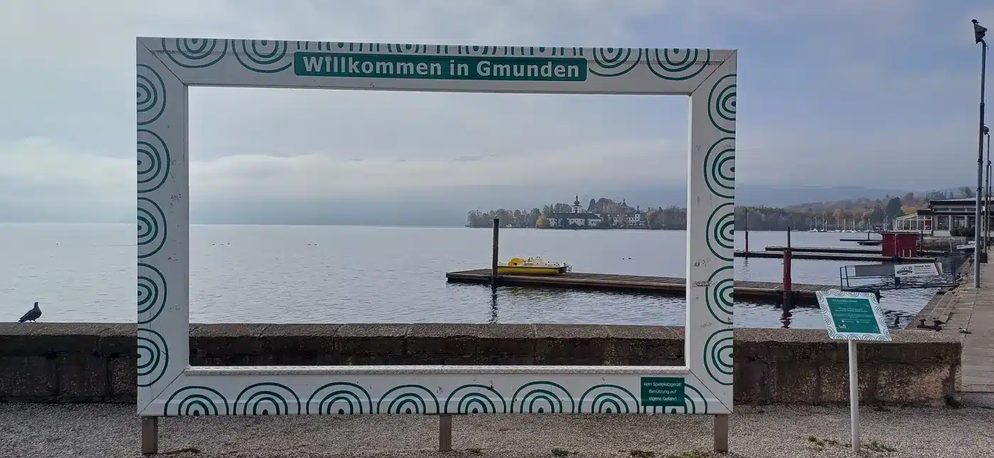 Fotorámeček Willkommen in Gmunden na promenádě u jezera Traunsee