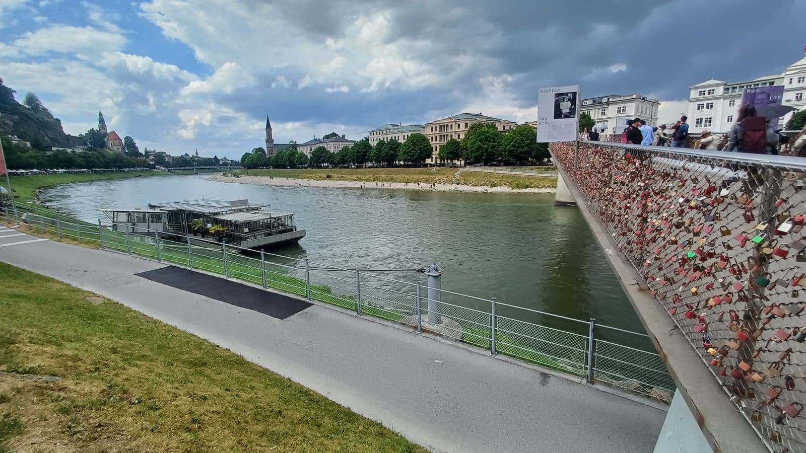 Most Makartsteg se zámky zamilovaných přes řeku Salzach