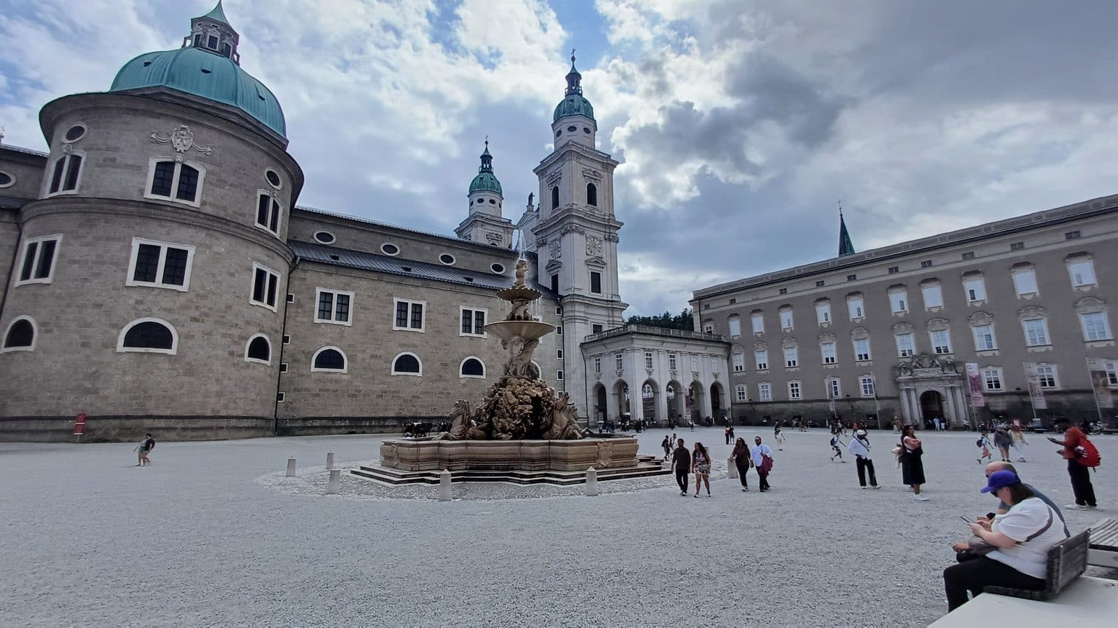 Barokní fontána na Residenzplatz před Salcburským dómem
