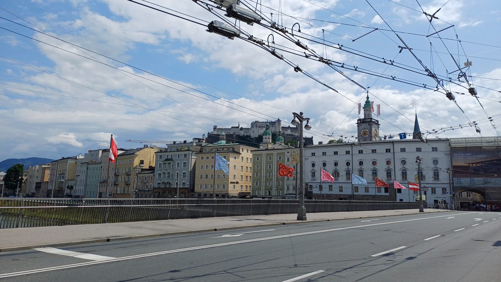 Historické staré město Salzburgu podél řeky Salzach