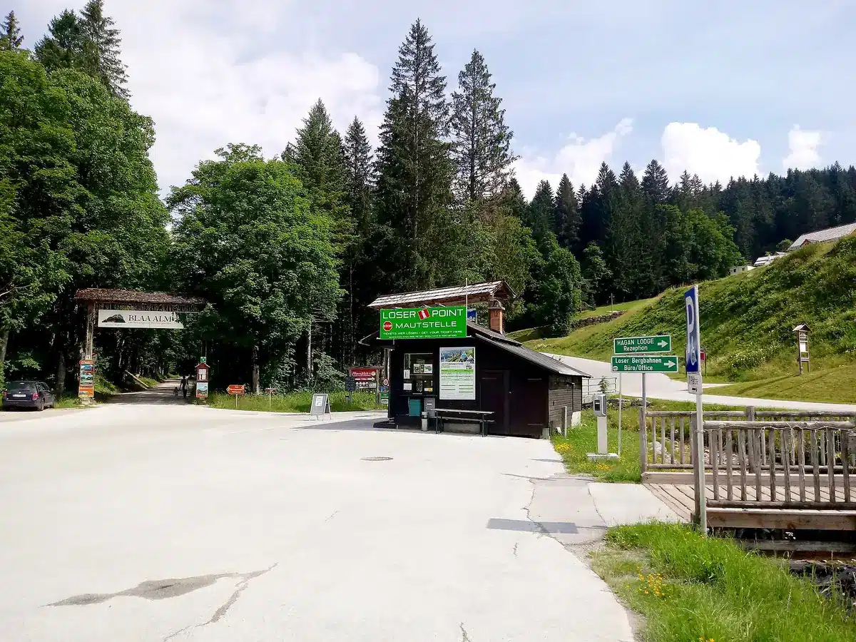 Mýtná stanice u vjezdu na Loser Panoramastraße