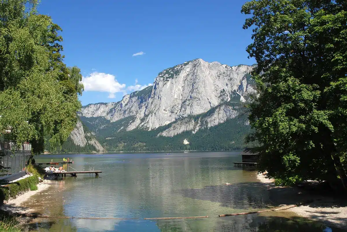 Břeh jezera Altaussee u Seeklause pod stěnou Trisselwandu