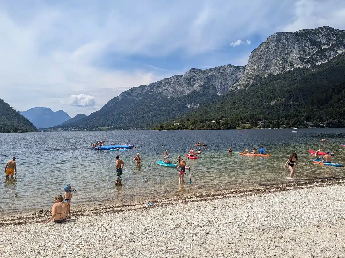 Veřejná pláž v Gößl na břehu Grundlsee
