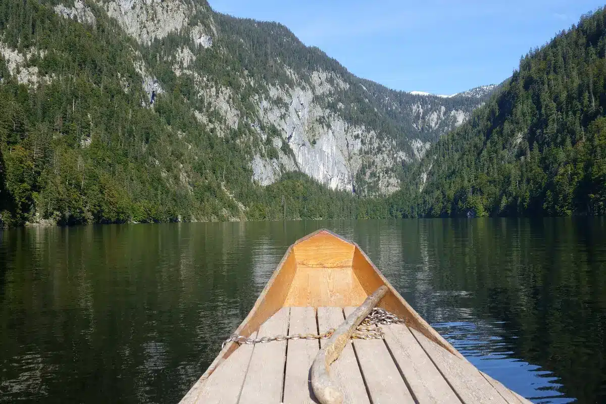 Tradiční dřevěná pramice na tmavé hladině Toplitzsee