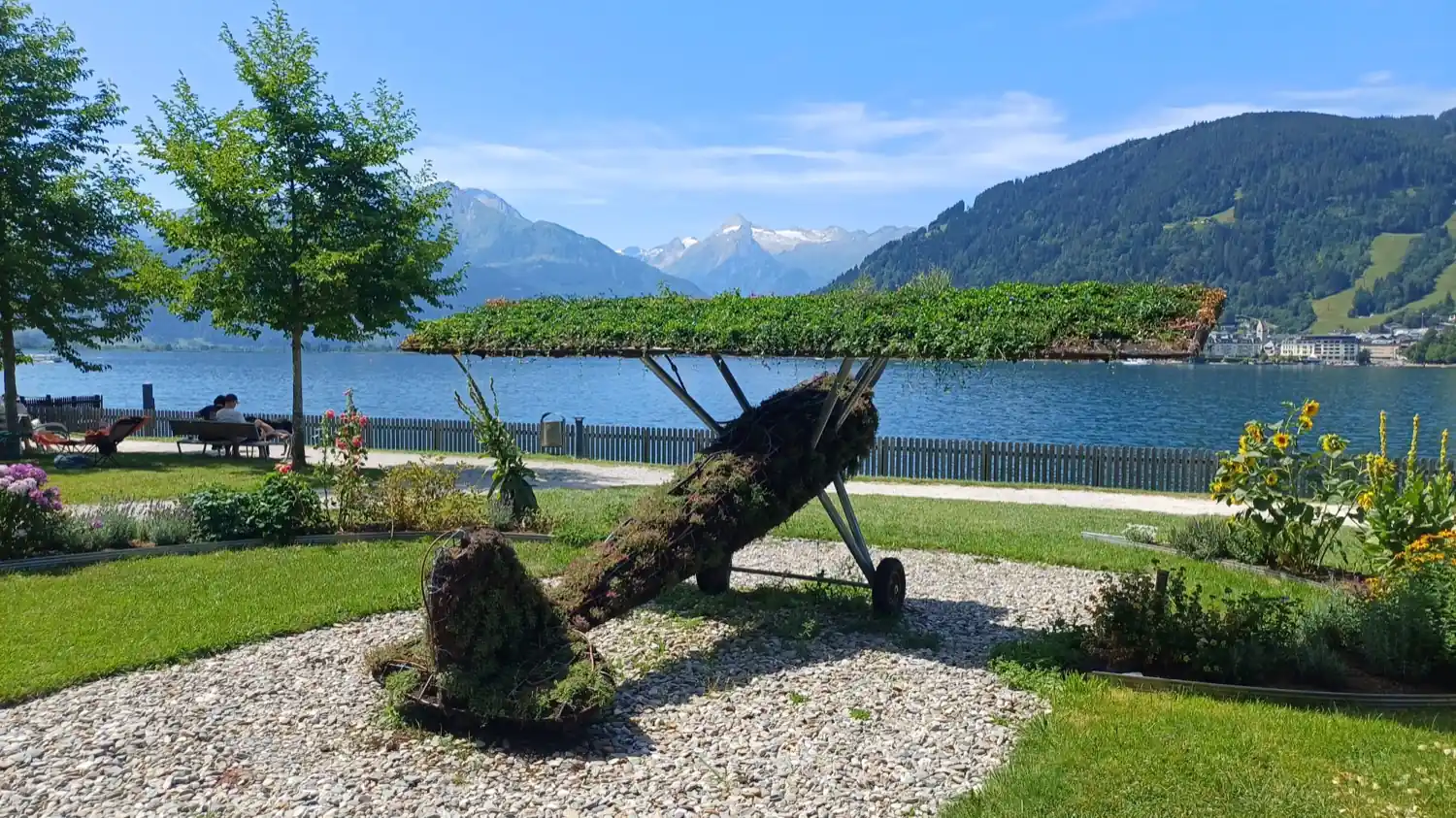 Park u jezera v Zell am See s rostlinnou sochou letadla