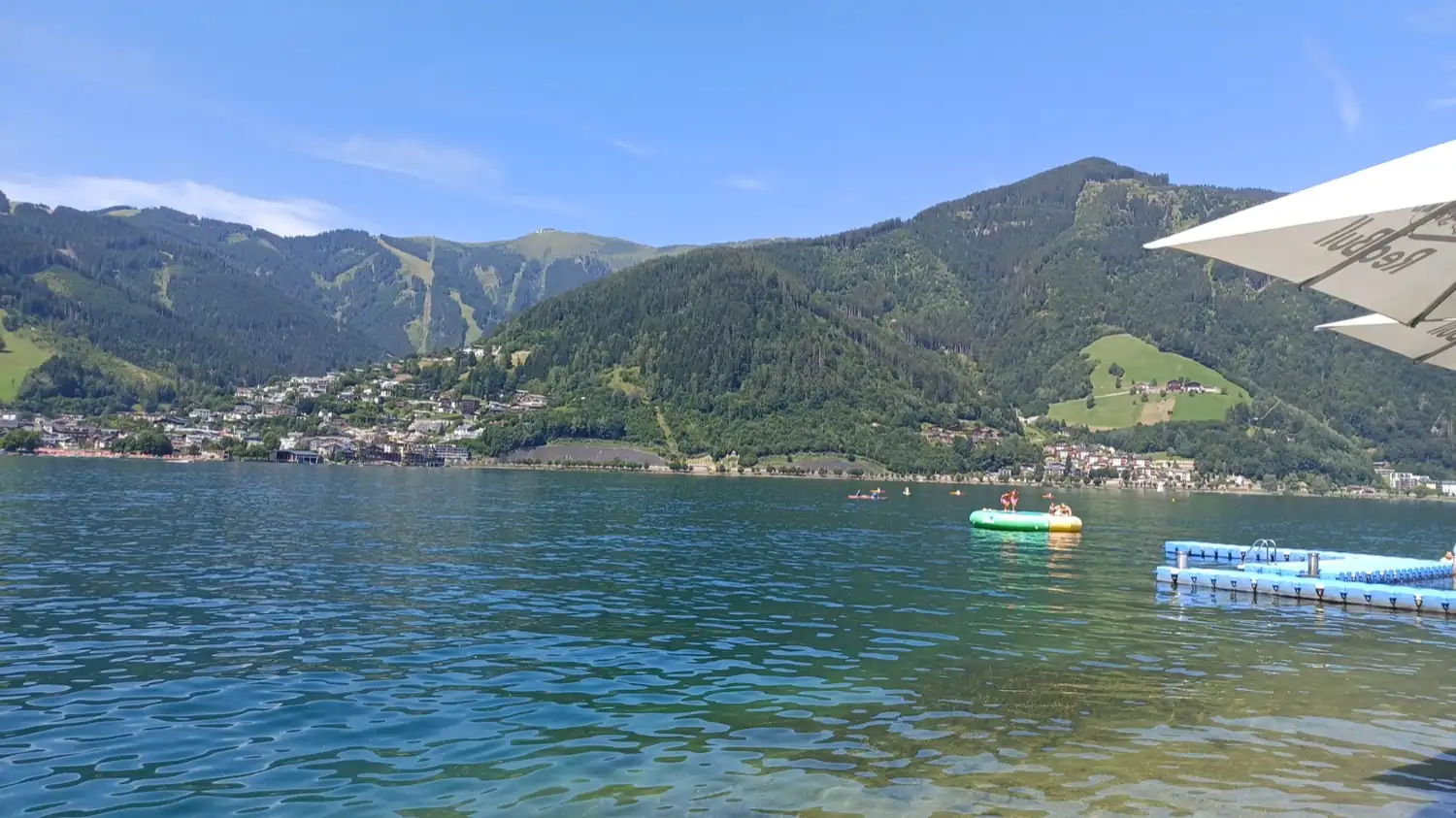 Plovoucí mola a nafukovací atrakce na jezeře Zeller See u koupaliště