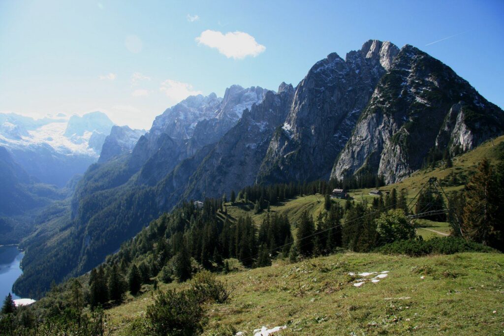 Skalnatý Großer Donnerkogel nad horskou loukou, vlevo dole Vorderer Gosausee a Dachstein
