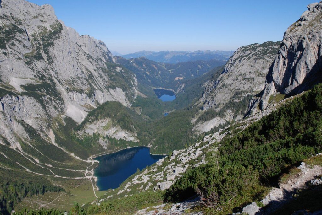 Hinterer Gosausee, Gosaulacke a vzadu Vorderer Gosausee z výšky, mezi nimi údolí se stezkou
