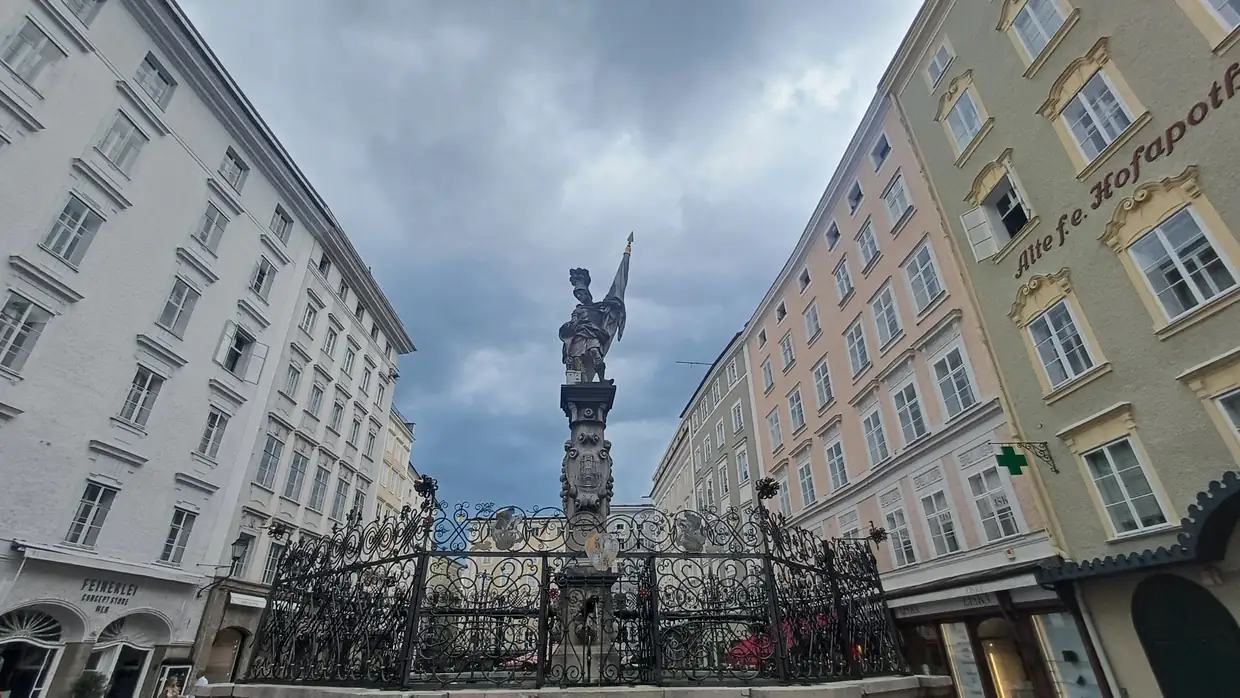 Kašna Florianibrunnen na Alter Marktu vedle staré dvorní lékárny