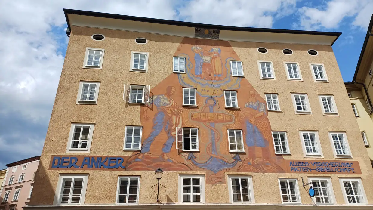 Malovaná fasáda domu Der Anker ve starém městě Salzburgu