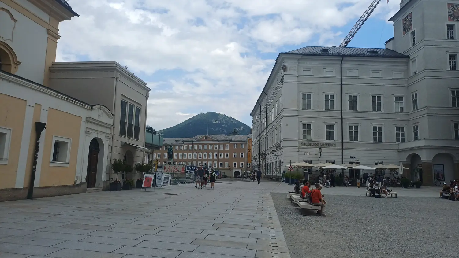 Pomník Wolfganga Amadea Mozarta na Mozartplatzu v Salzburgu