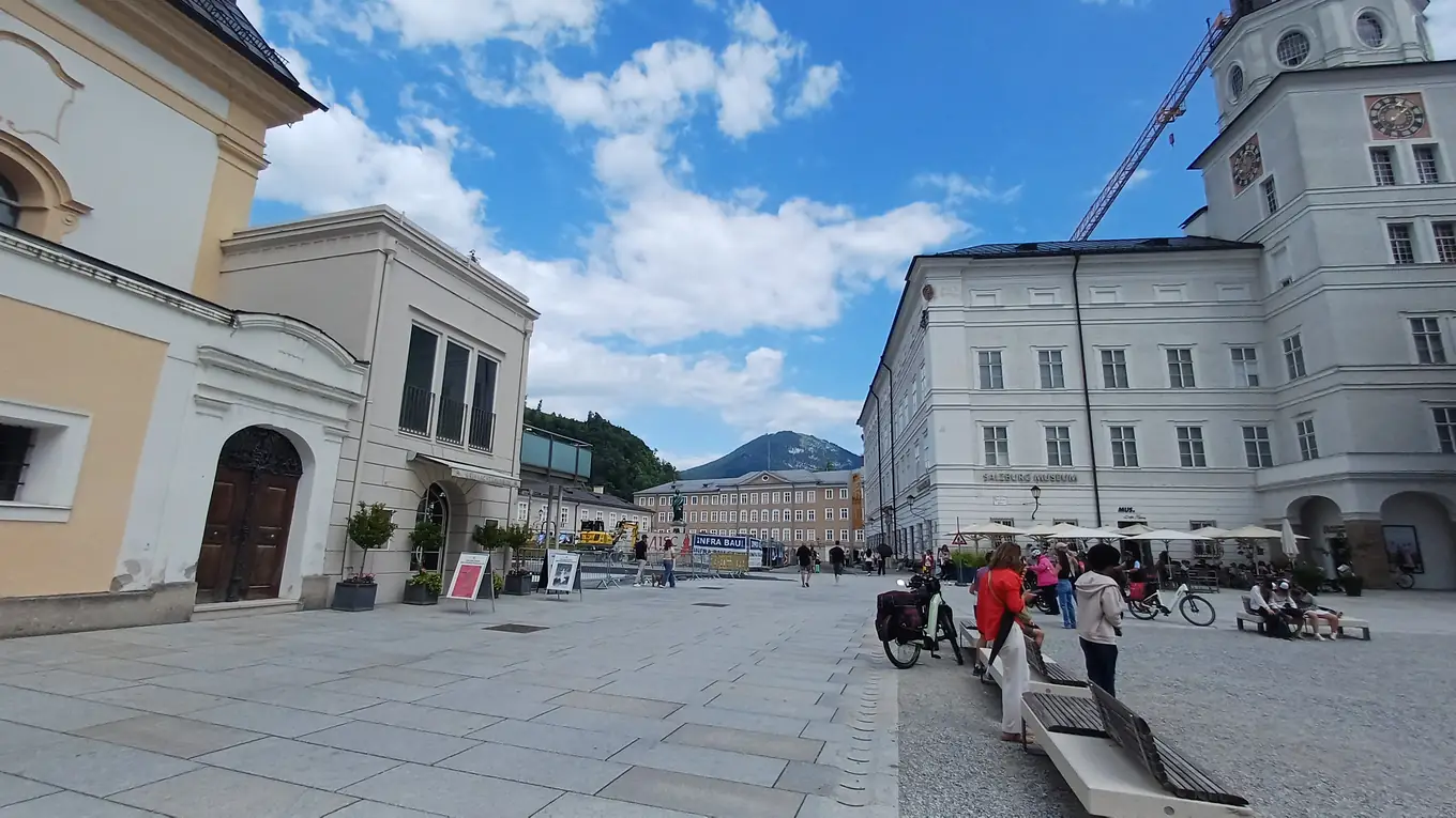 Mozartplatz se Salzburg Museem, kde v zimě stojí kluziště Eiszauber
