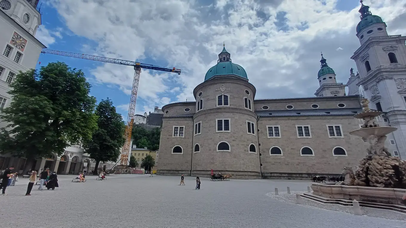 Náměstí Residenzplatz se salcburským dómem