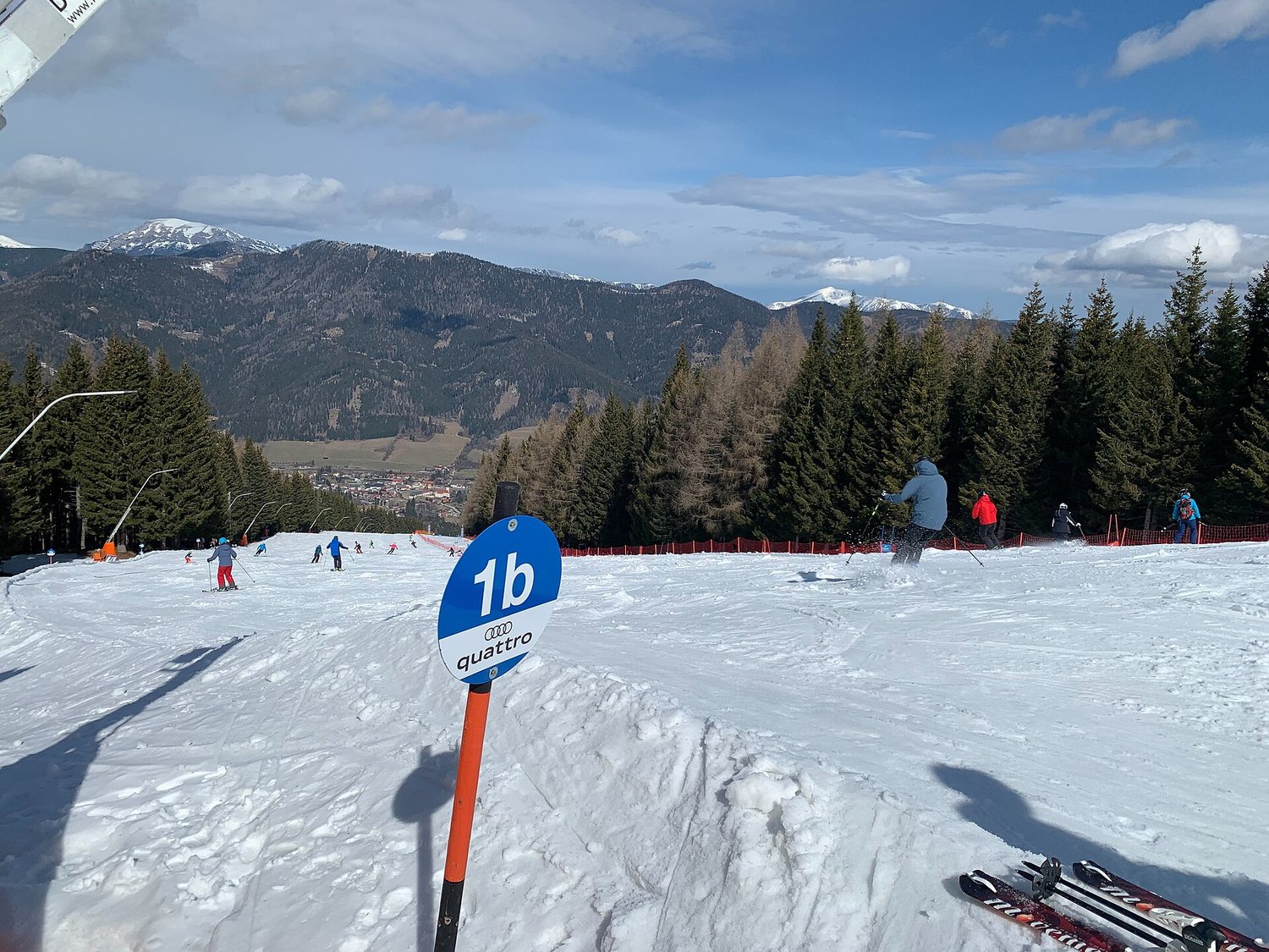 Lyžaři na sjezdovce 1b na Stuhlecku, v údolí Spital am Semmering
