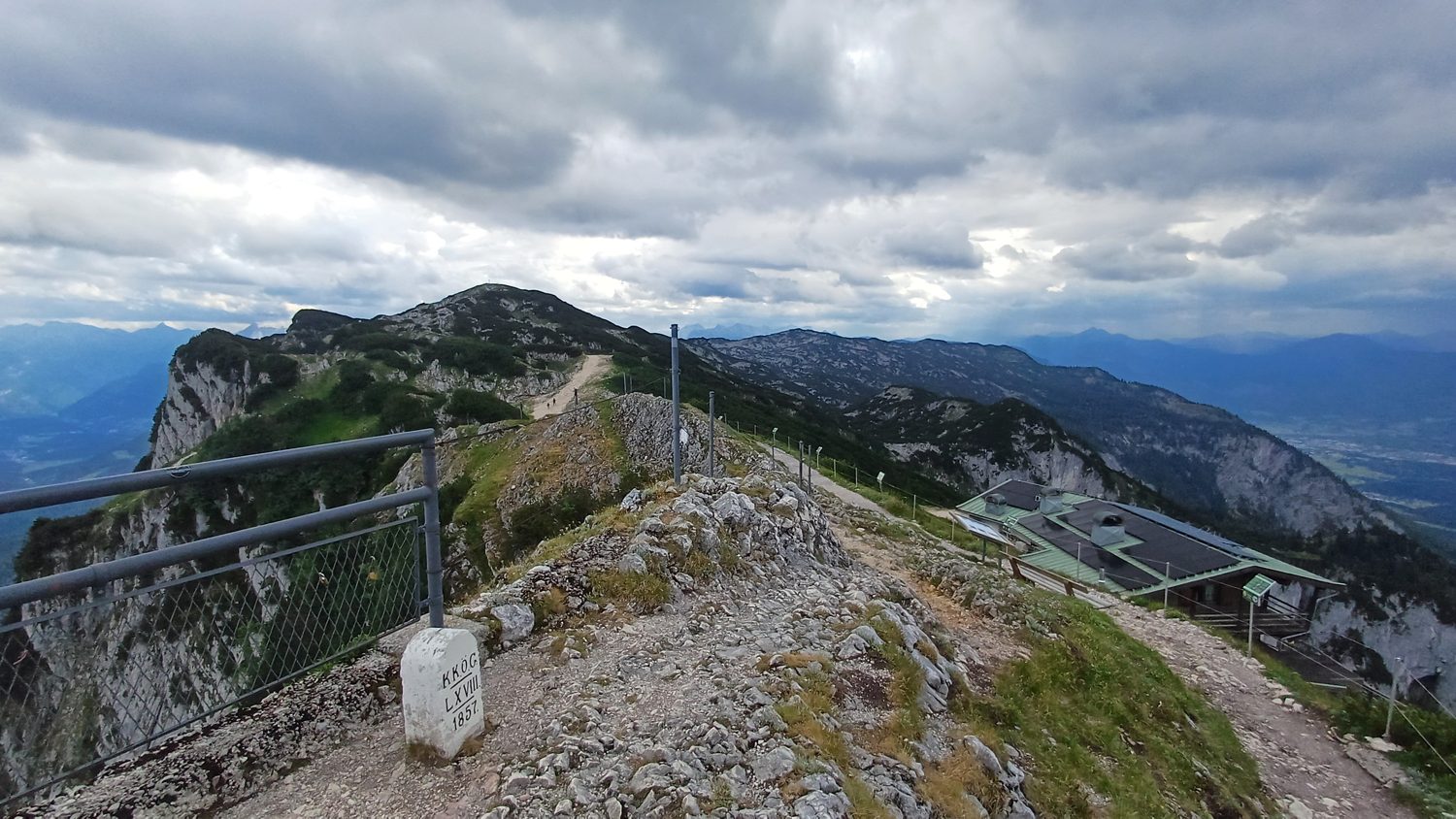 Kamenitý hřeben Untersbergu s cestou k dalšímu vrcholu pod zataženou oblohou