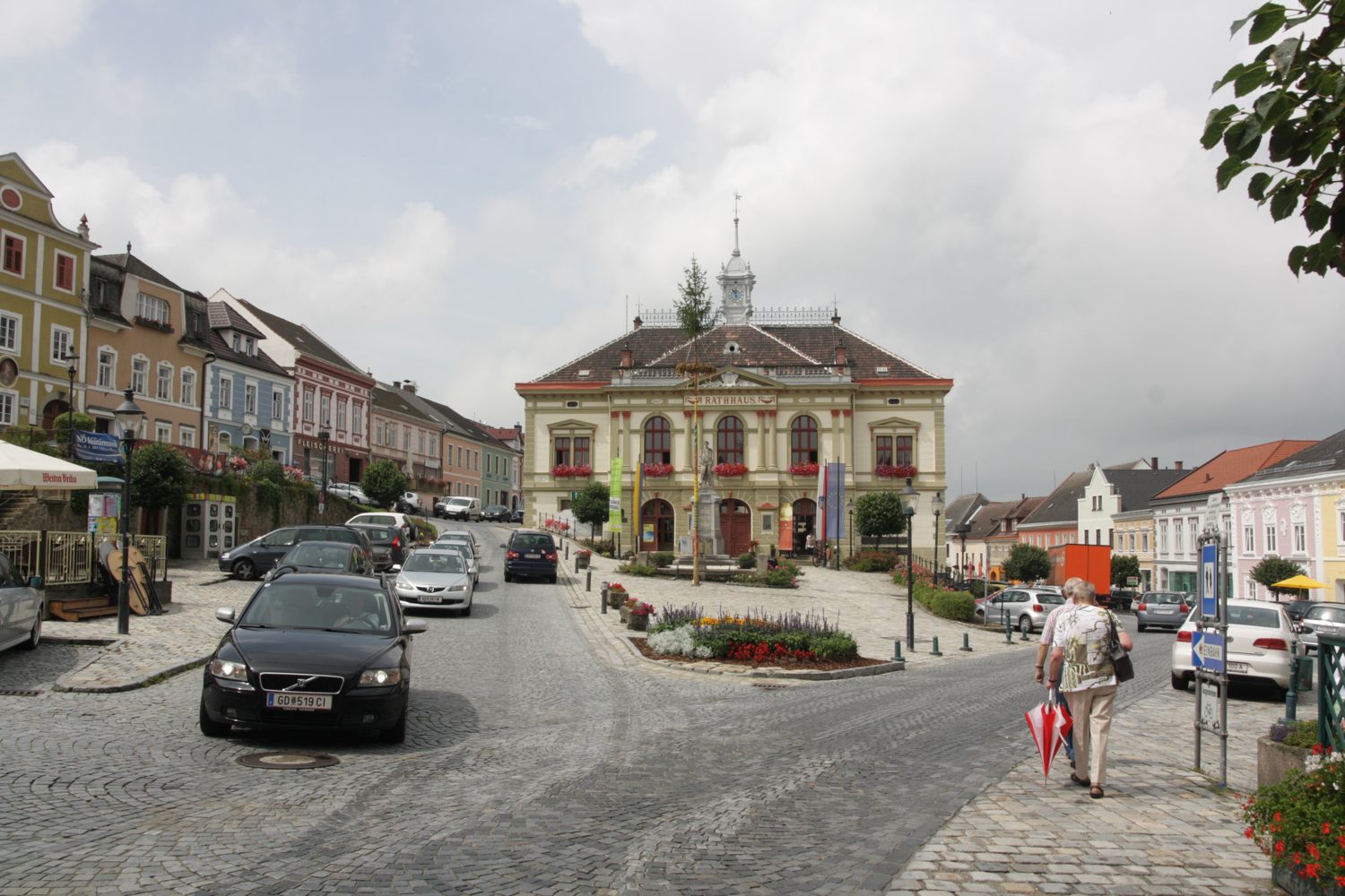 Náměstí Rathausplatz ve Weitře s radnicí a měšťanskými domy (letní snímek)
