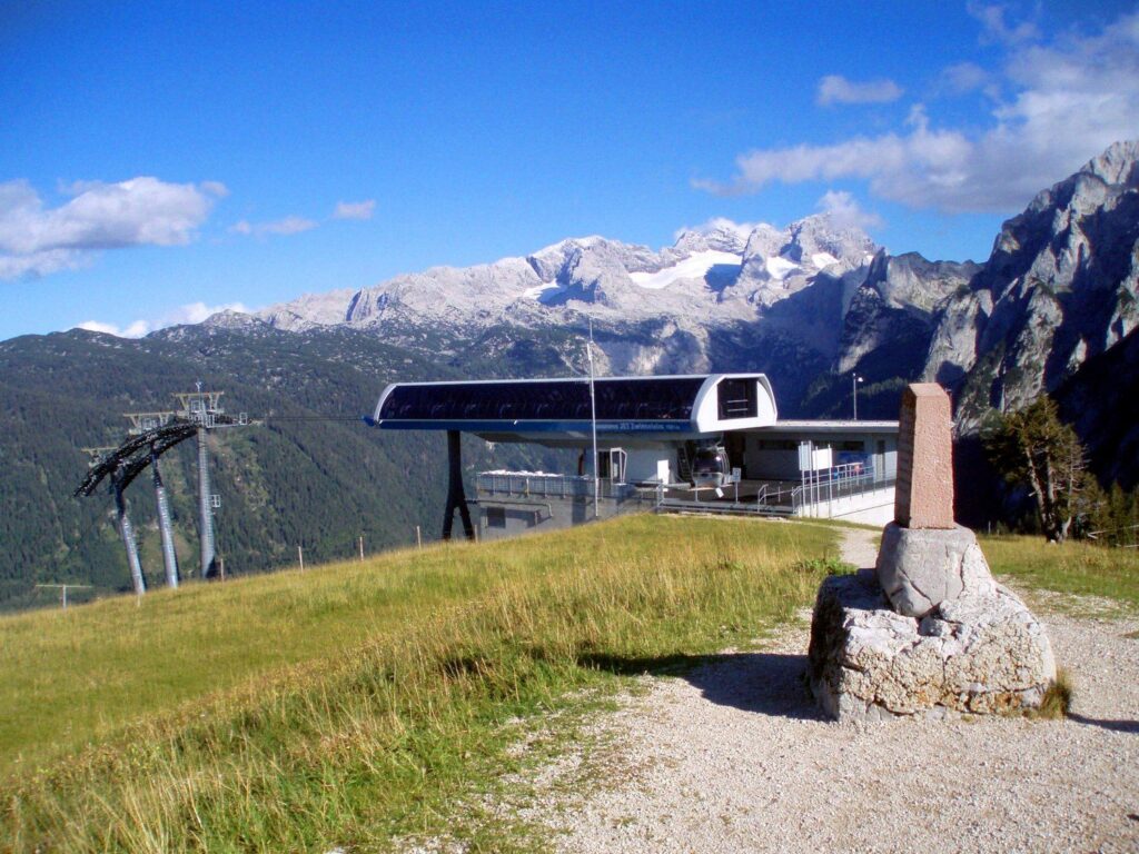 Stanice lanovky na travnatém hřebeni Zwieselalmu, v pozadí Dachstein s ledovcem