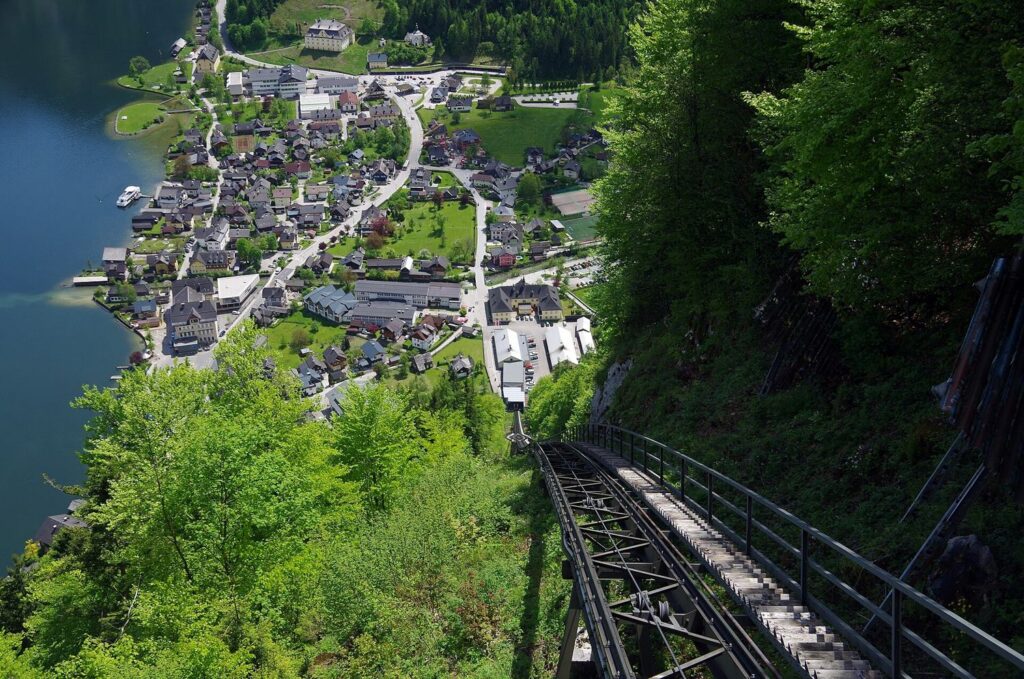 Lanovka Salzbergbahn stoupá nad střechami Hallstattu k solnému dolu
