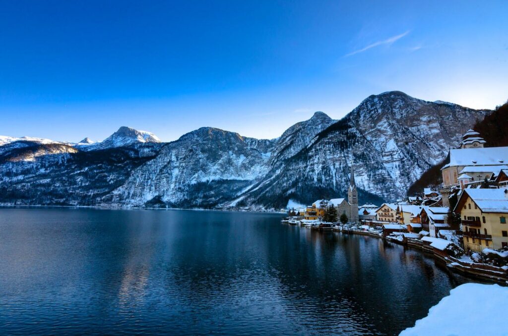 Zasněžený Hallstatt nad jezerem v zimě