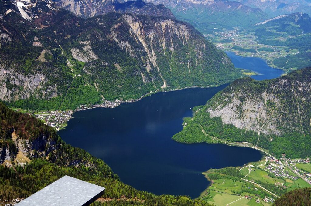 Výhled z Krippensteinu na Hallstattské jezero a údolí s Obertraunem