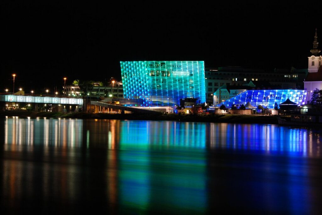 Rozsvícené Ars Electronica Center a Lentos u Dunaje v noci