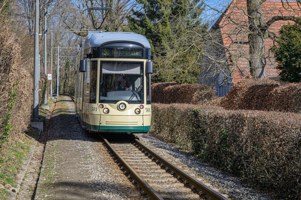 Tramvaj Pöstlingbergbahn na trati na Pöstlingberg v Linci