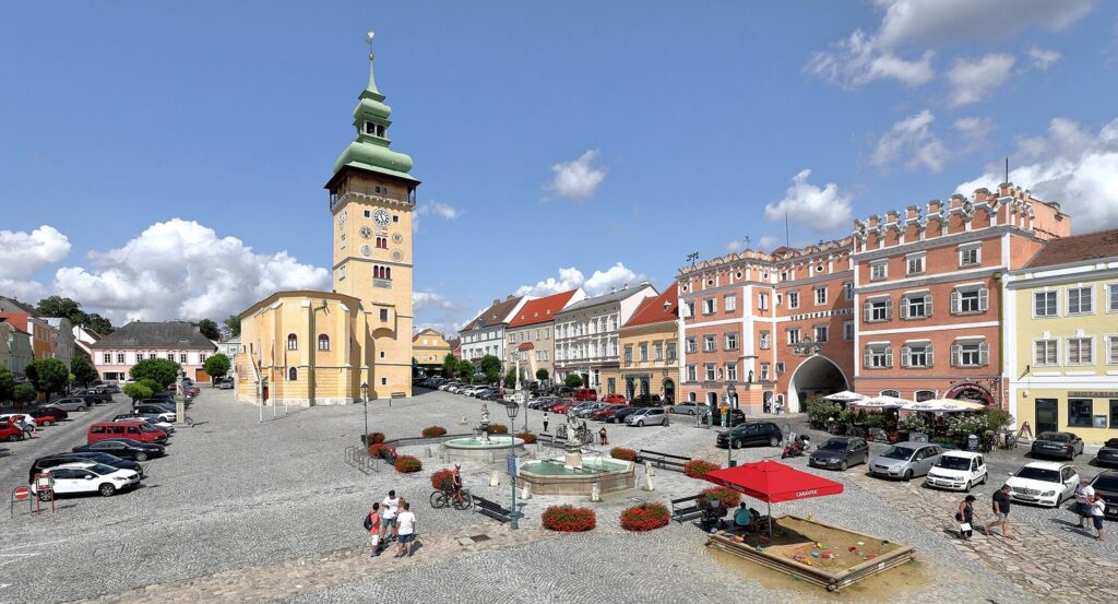 Hauptplatz v Retzu s radniční věží a renesančním Verderberhausem v létě