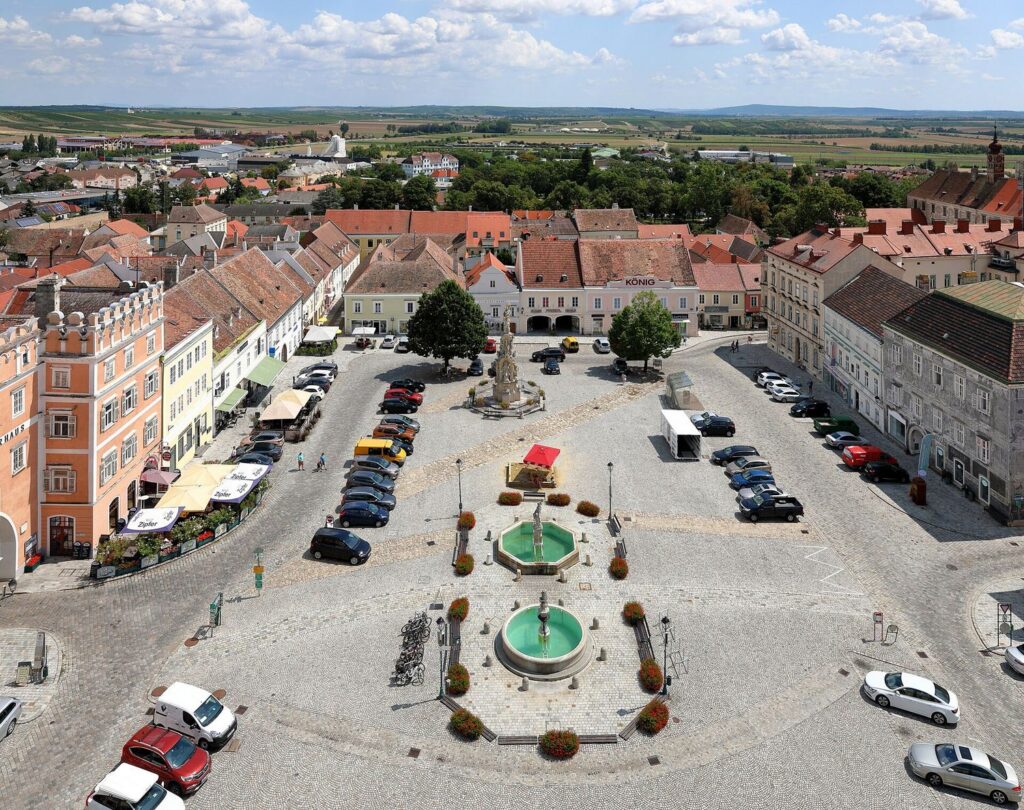 Hauptplatz v Retzu s kašnami z výšky, vlevo Verderberhaus