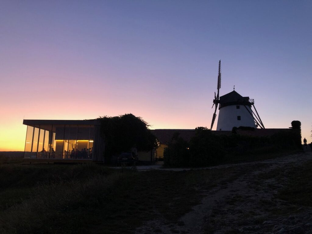 Větrný mlýn v Retzu a osvětlený Windmühlenheuriger při západu slunce