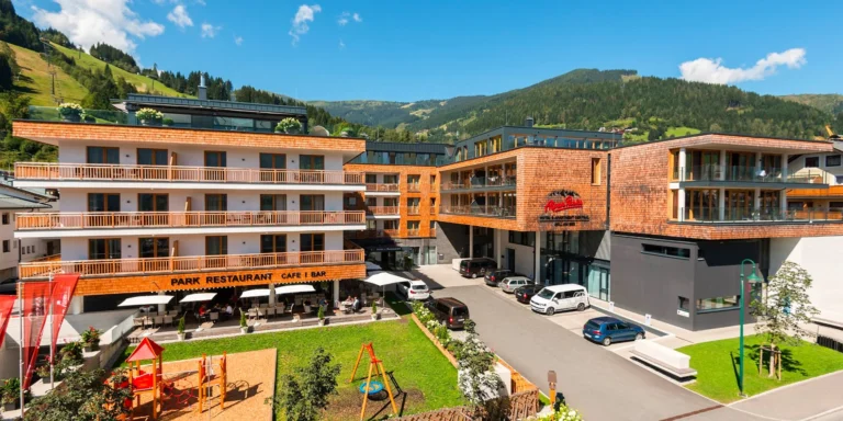 Budova AlpenParks Hotel & Apartment Central v Zell am See